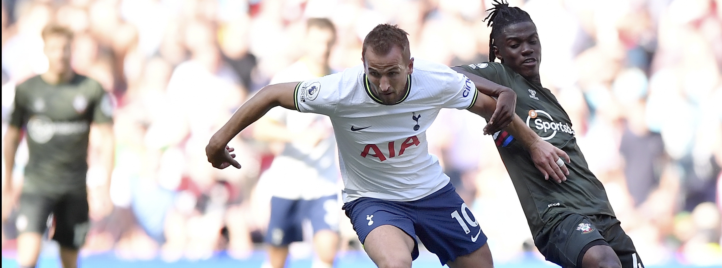 Harry Kane, del Tottenham, en una acción con
 Romeo Lavia, del
Southampton, durante uno de los juegos de la Premier Laegue.  (Foto Prensa Libre: EFE).
