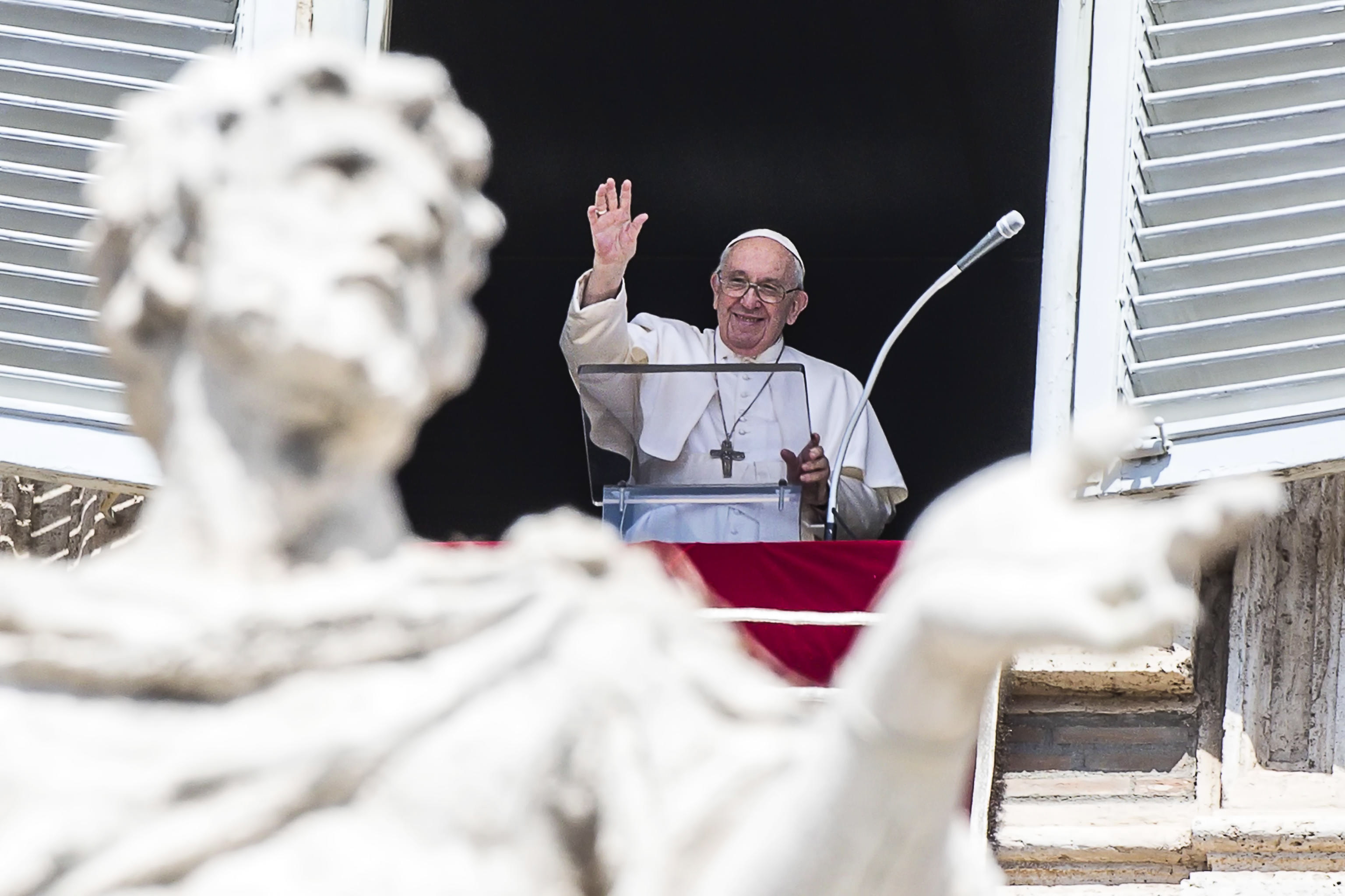 El Papa Francisco en una imagen de archivo durante el rezo del Ángelus, oración tradicional de los domingos, en la Plaza de San Pedro, Ciudad del Vaticano.  (Foto Prensa Libre: EFE)