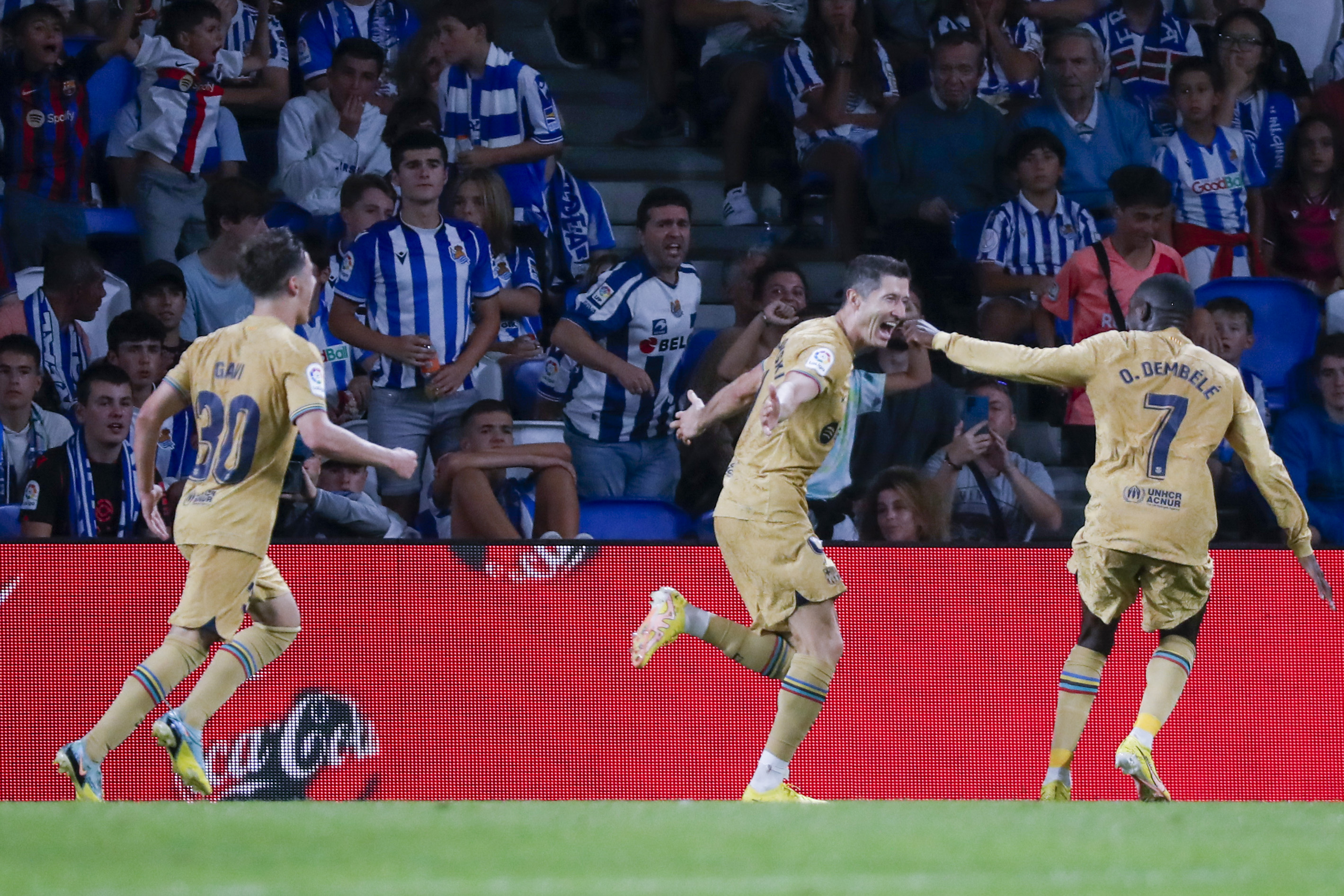 El delantero del FC Barcelona Robert Lewandowski (c) celebra tras marcar el tercer gol ante la Real Sociedad, durante el partido de Liga en Primera División que disputan este domingo en el Reale Arena, en San Sebastián. Foto Prensa Libre (EFE)