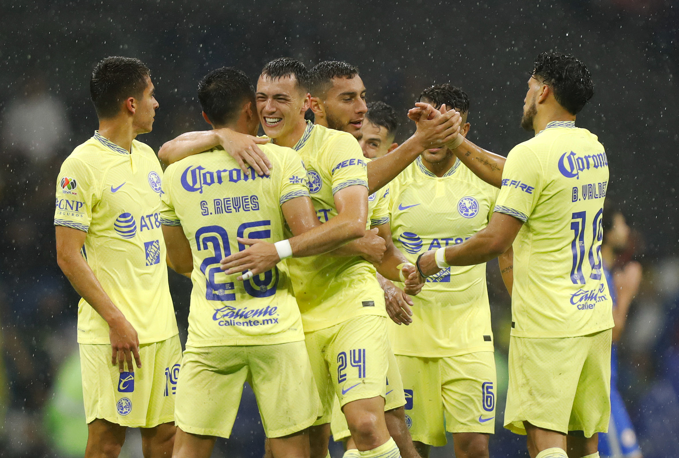 Jugadores del América celebran su triunfo ante el Cruz Azul, ayer, durante un partido por la jornada 10 del torneo Apertura 2022 de la Liga MX, en el estadio Azteca en Ciudad de México Foto Prensa Libre (EFE)