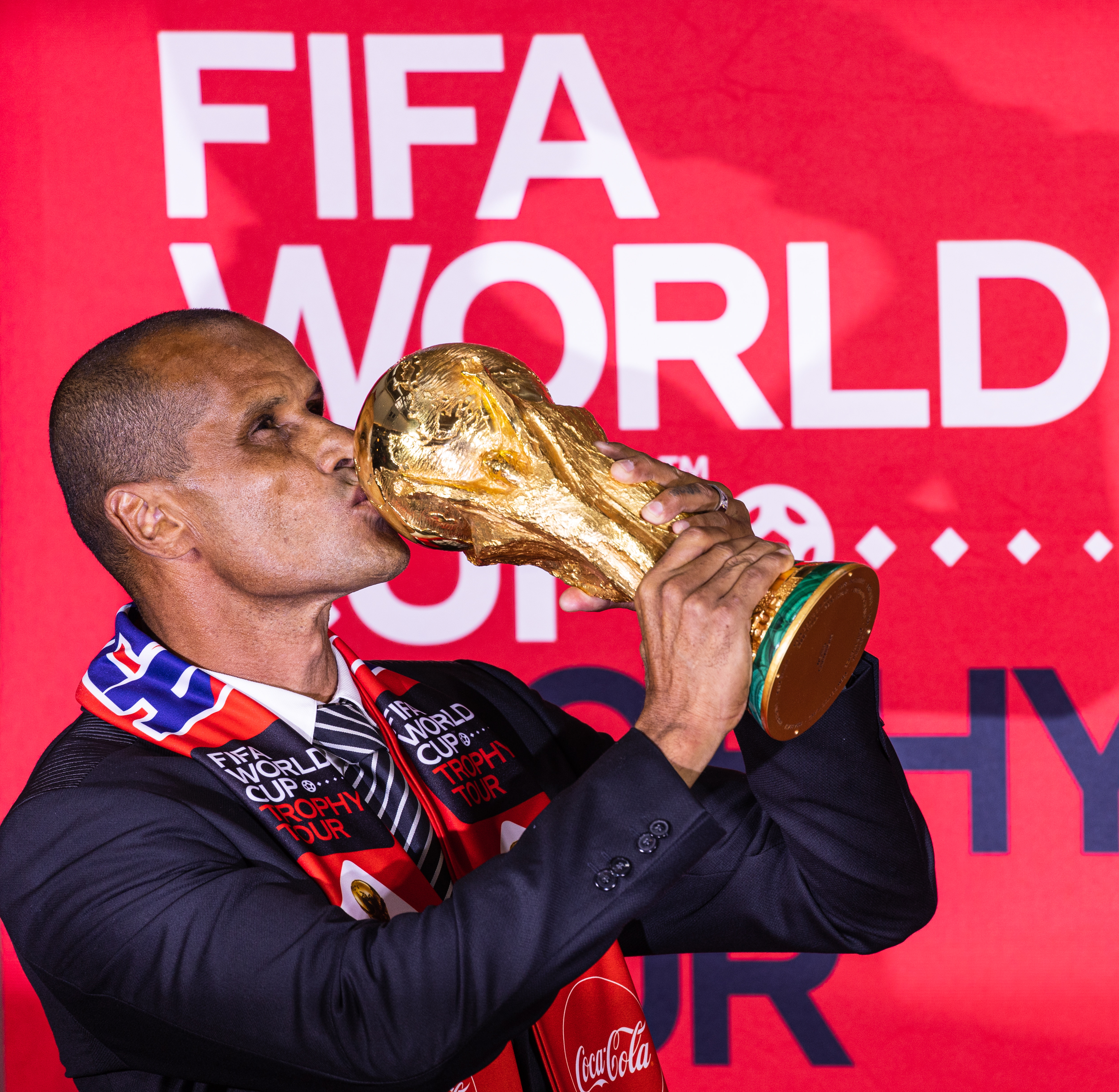 El exjugador brasileño, Rivaldo, es embajador global de la Copa del Mundo 2022 y estuvo presente durante la presentación del trofeo este jueves. (Foto Prensa Libre: EFE)