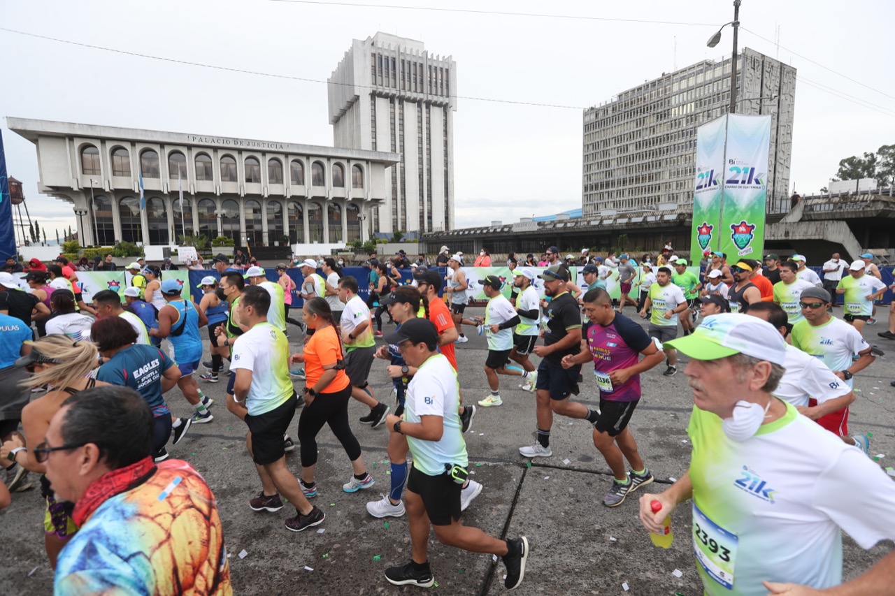 Los corredores que hacen distancias cortas o carreras de alto rendimiento requieren evaluar su salud y estar atento a signos de emergencia.  (Foto Prensa Libre: Érick Ávila)