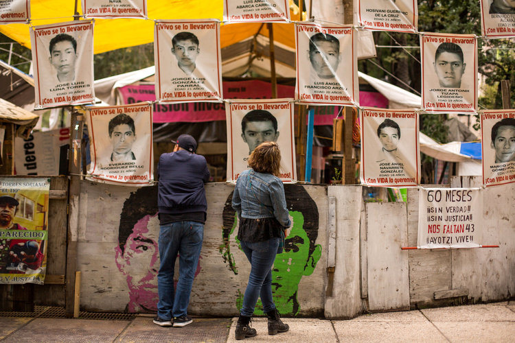 Un homenaje en Ciudad de México, en 2019, a los 43 estudiantes desaparecidos. (Foto Prensa Libre: Celia Talbot Tobin / The New York Times)