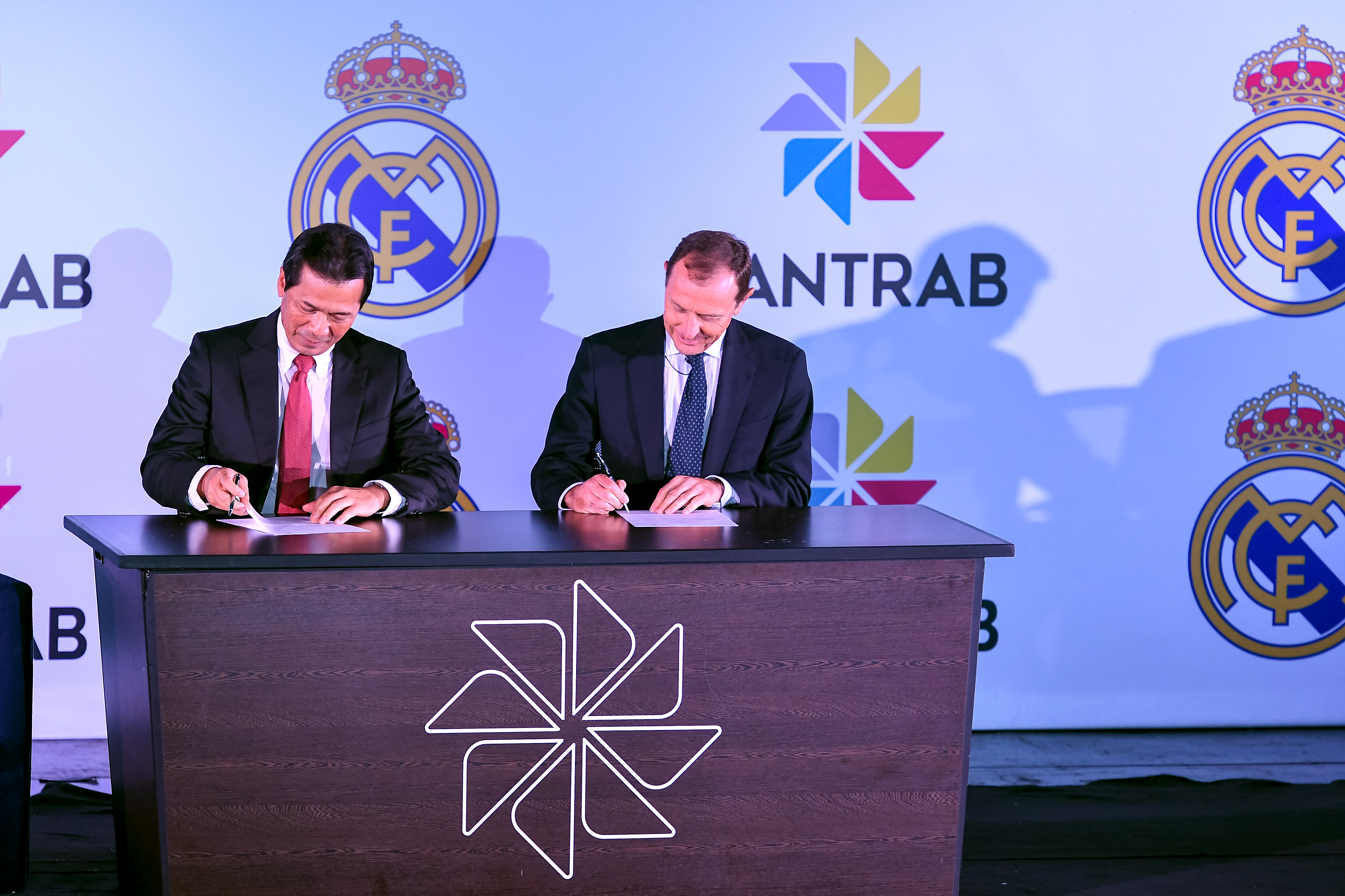 Jorge Mondal, presidente de la Junta Directiva de Bantrab; y Emilio Butragueño, director de relaciones interinstitucionales del Real Madrid firman el contrato. Foto Prensa Libre: Sergio Muñoz