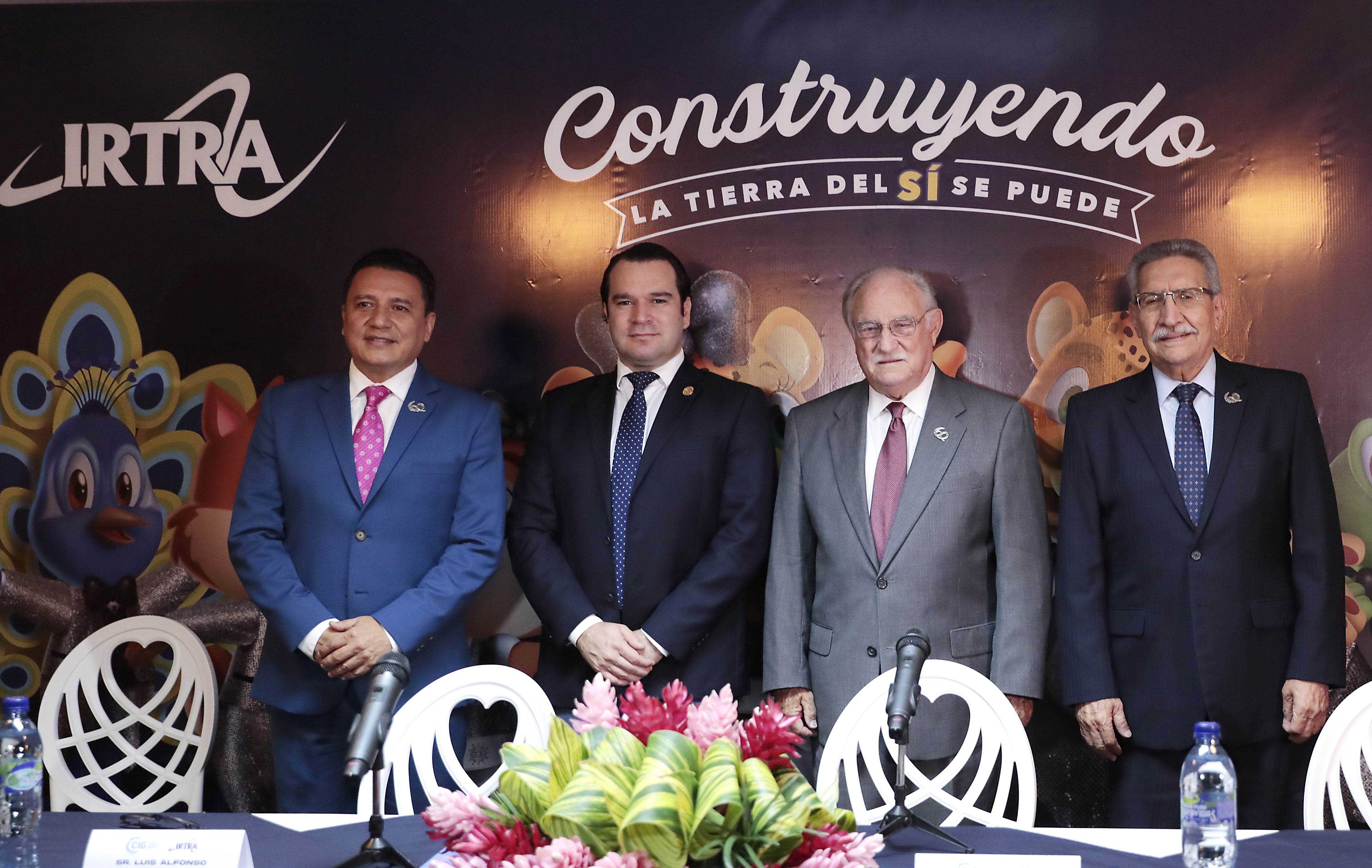 Jorge Mario Chajón, asistente de presidencia del IRTRA; Luis Alfonso Bosh, presidente de CIG; Ricardo Castillo Sinibaldi, presidente; y Manuel Valdez Berthet, gerente general del IRTRA. Foto Prensa Libre: Sergio Muñoz