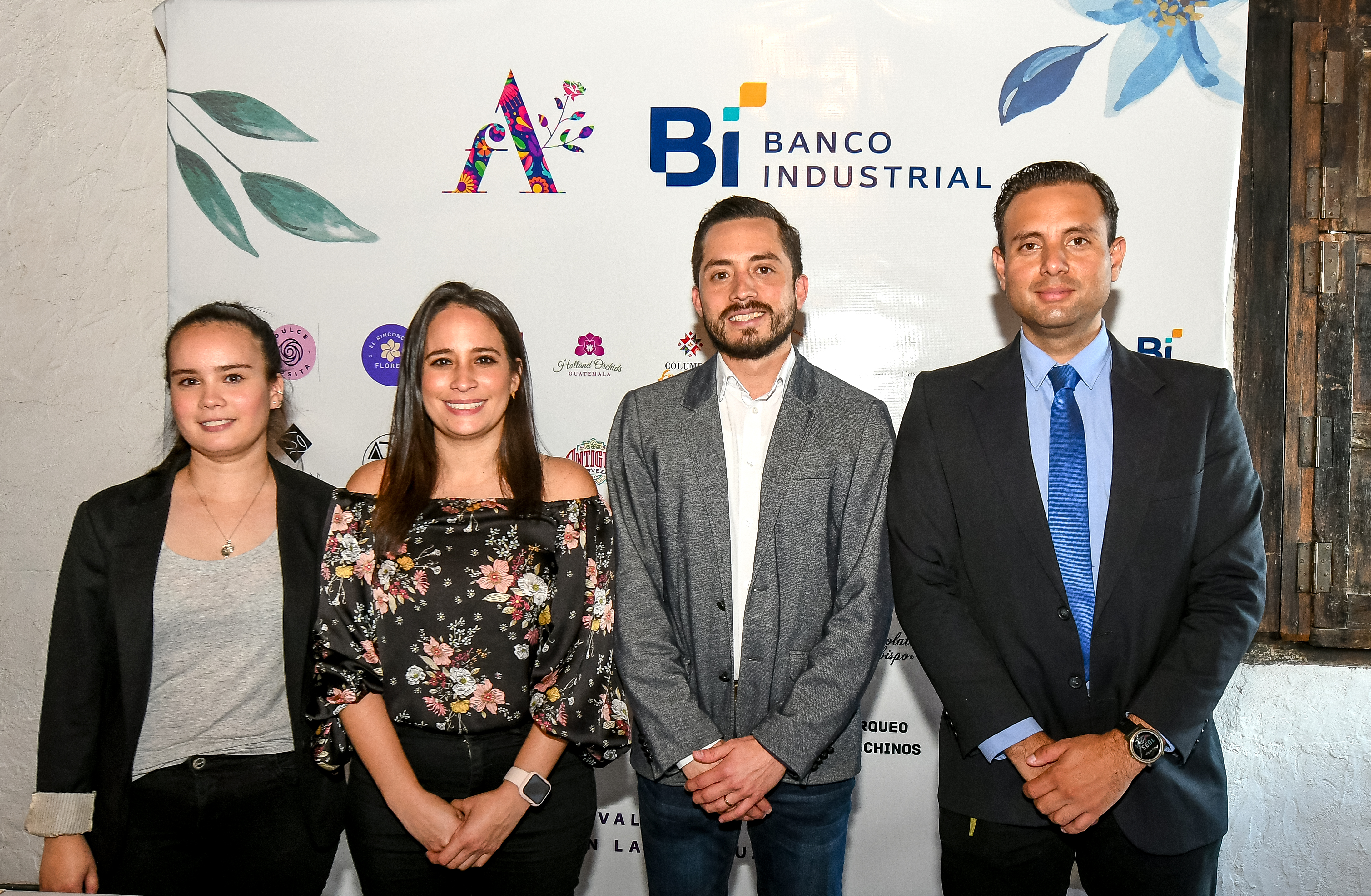 Sofia Contreras, vicepresidenta; Andrea Contreras, fundadora y presidenta; Paolo Robles, movilidad y logística del Festival de las Flores; y José Miguel Coronado, encargado de mercadeo de Banco Industrial. Foto Prensa Libre: Sergio Muñoz