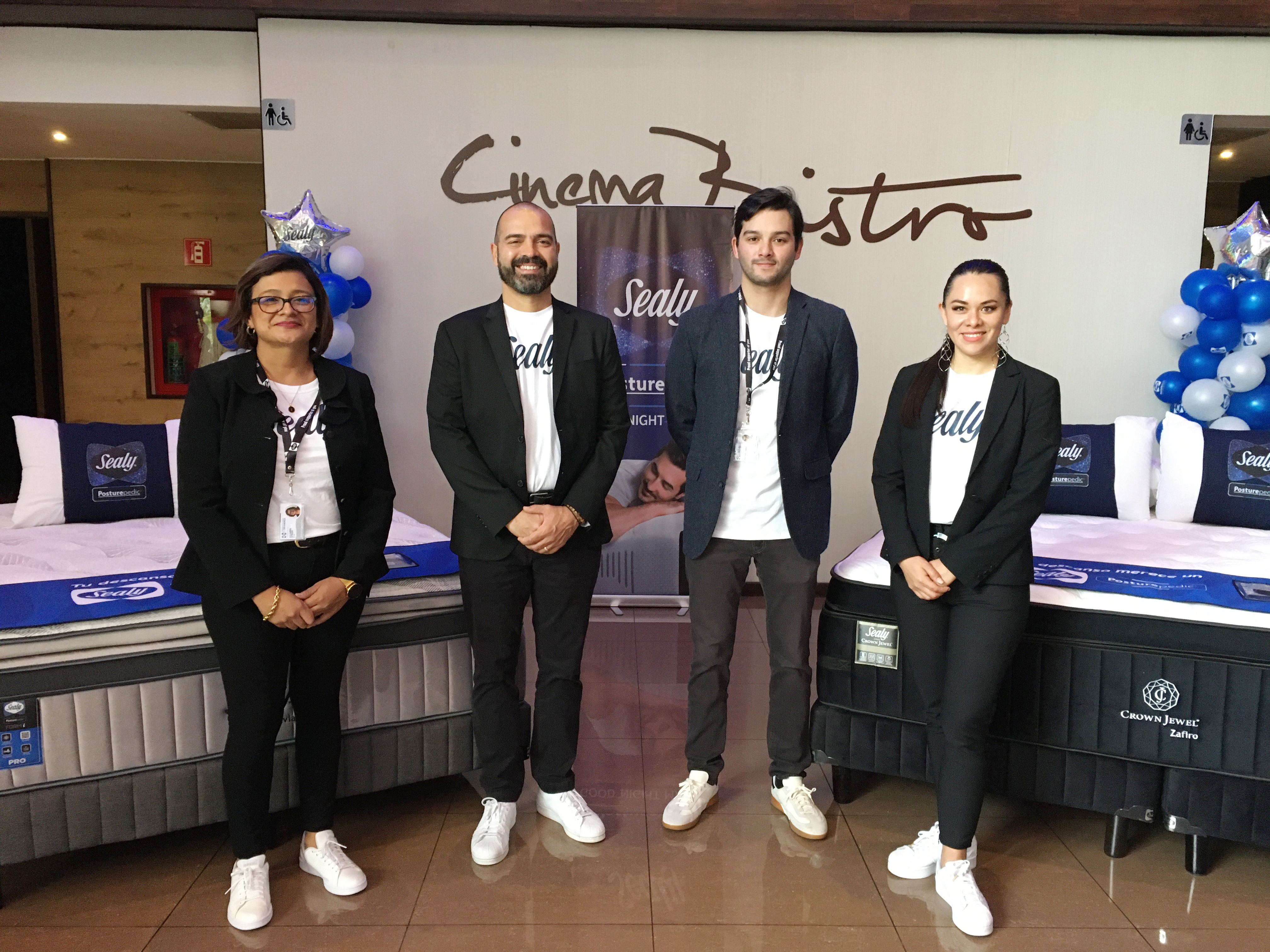 Lorena Benavides, ejecutiva tempur Sealy México; Juan Pablo Porras, gerente generar Sealy Guatemala y El Salvador; Juan Carlos Rodríguez, ejecutivo tempur Sealy México; y Alejandra Estrada, gerente comercial Sealy Guatemala. Foto Prensa Libre: Cortesía