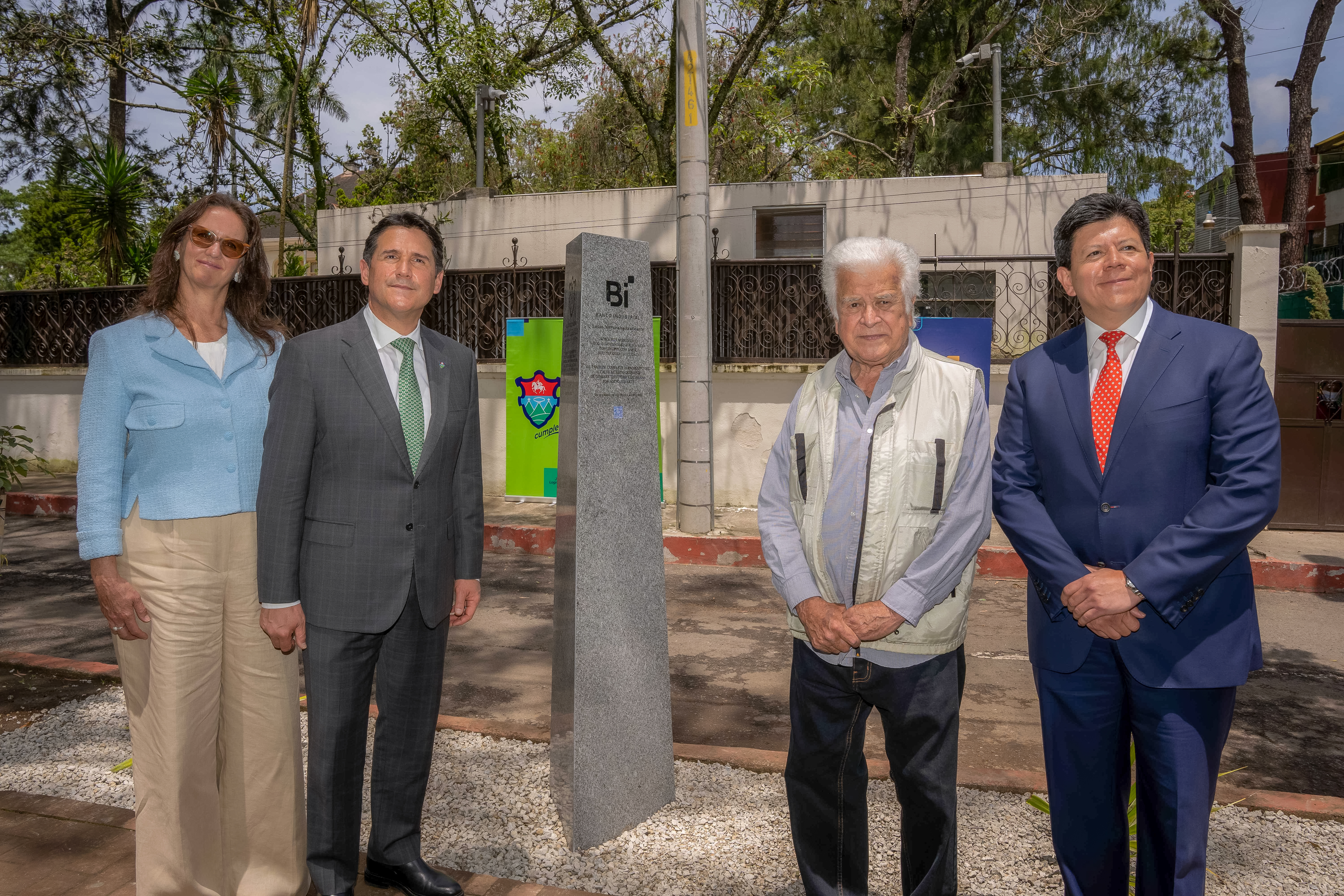 Dominique Wilson de Quiñonez, esposa del alcalde; Ricardo Quiñónez alcalde de Guatemala; Luis Díaz Aldana, arquitecto, pintor y escultor guatemalteco; y Luis Prado, gerente de División Banca Corporativa e Internacional de Banco Industrial. Foto Prensa Libre: Cortesía