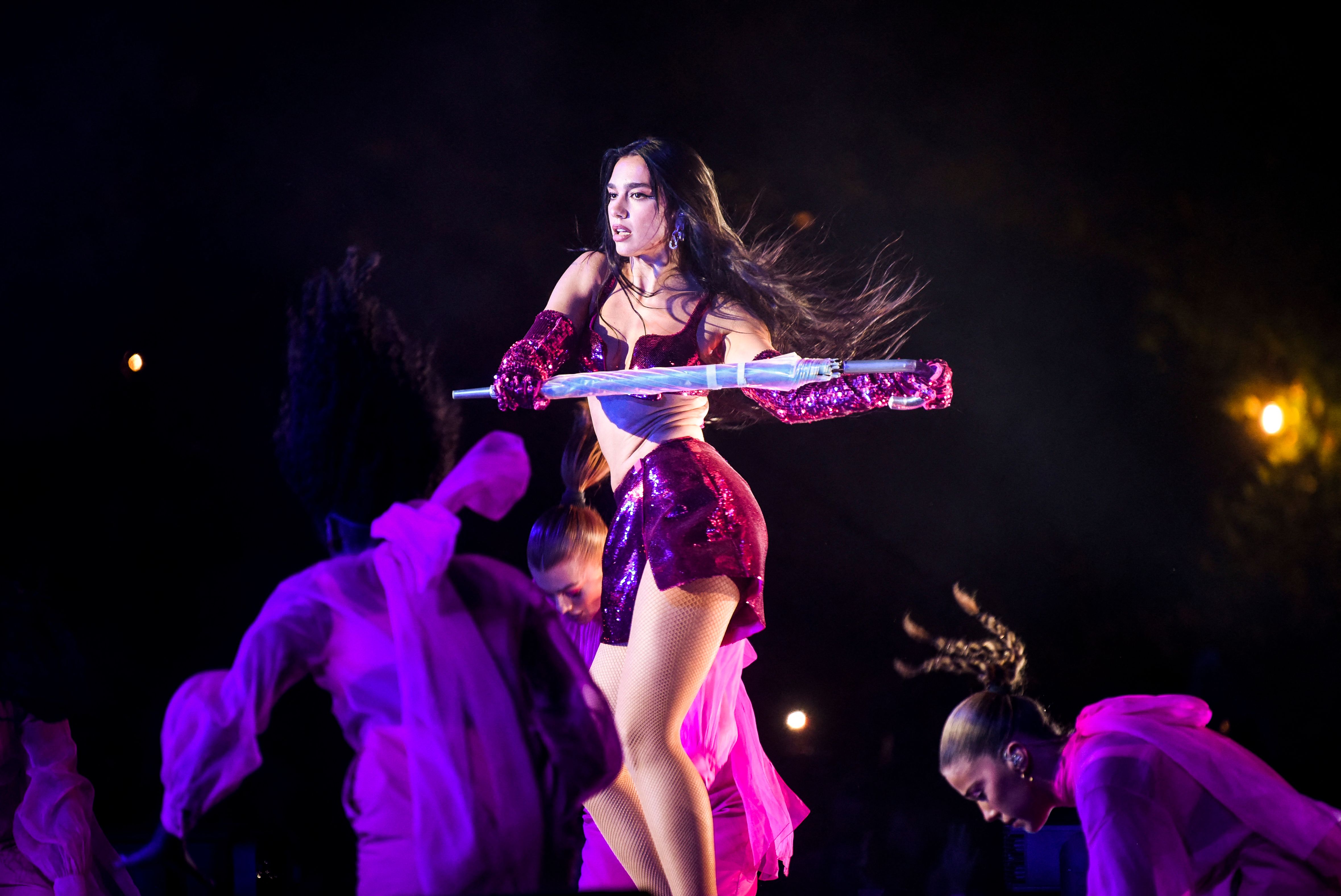 La cantante y compositora británico-kosovar Dua Lipa actúa en el escenario durante el "Sunny Hill Festival" organizado por su padre en Pristina el 5 de agosto de 2022. (Foto Prensa Libre:  Armend NIMANI / AFP)