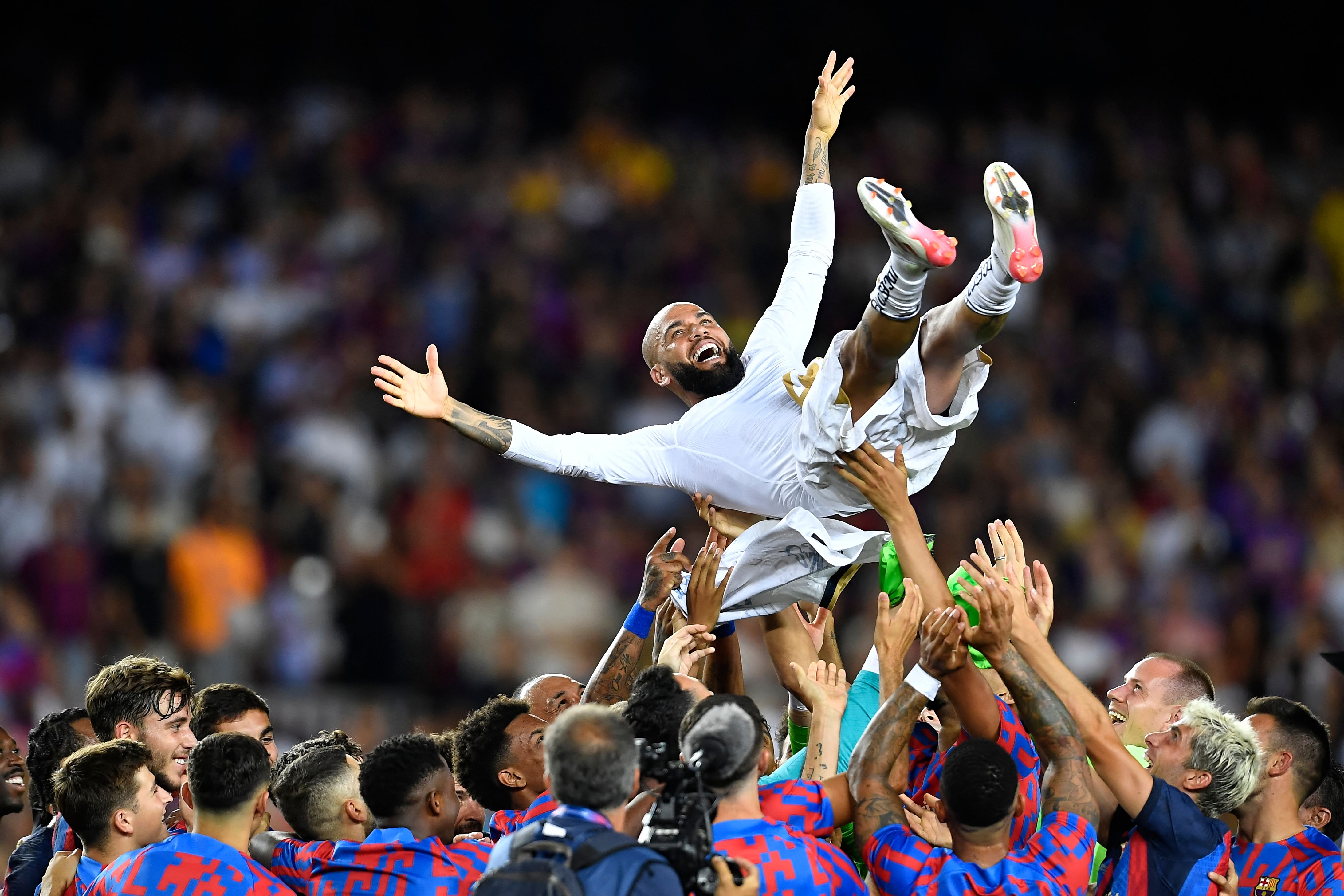 Dani Alves fue homenajeado en el final del Gamper entre Barcelona y Pumas. Foto Prensa Libre (AFP)