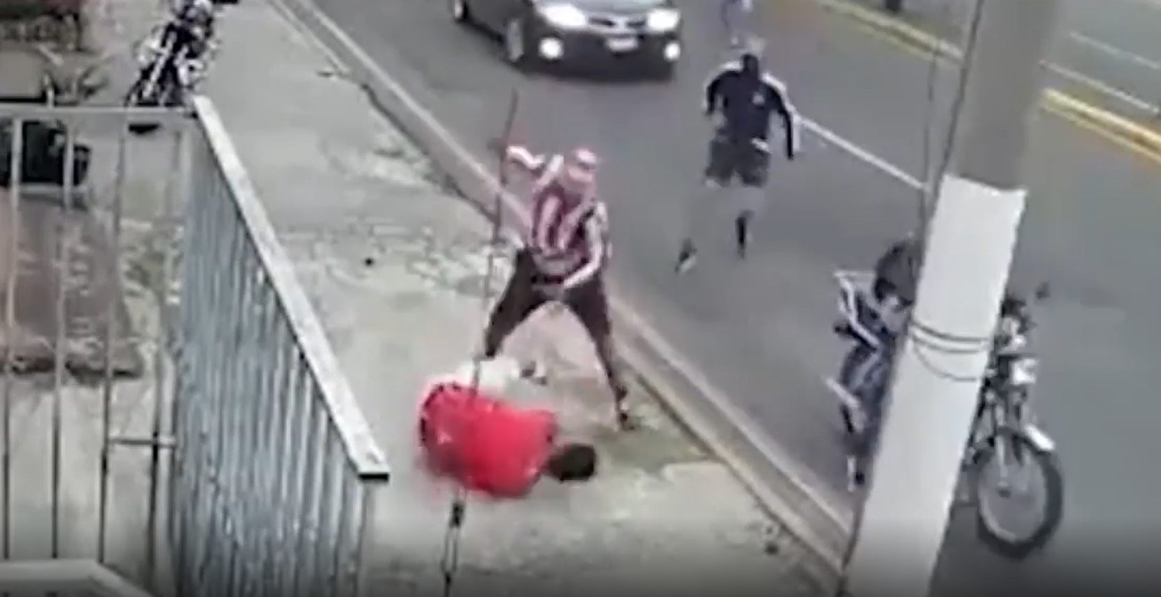 Las fuerzas de seguridad capturaron a supuestos aficionados hondureños que agredieron a otros de Municipal en los alrededores del estadio Doroteo Guamuch Flores. (Foto Prensa Libre: La Red)