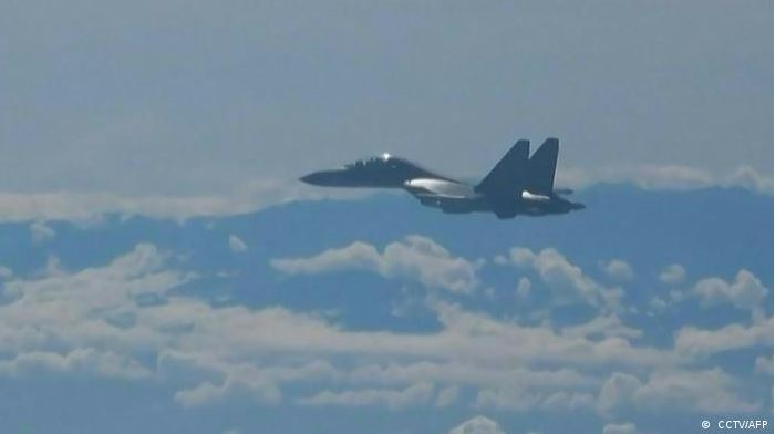 Un avión chino captado por la emisora estatal CCTV durante los ejercicios en torno a territorio taiwanés. (Foto Prensa Libre: AFP)