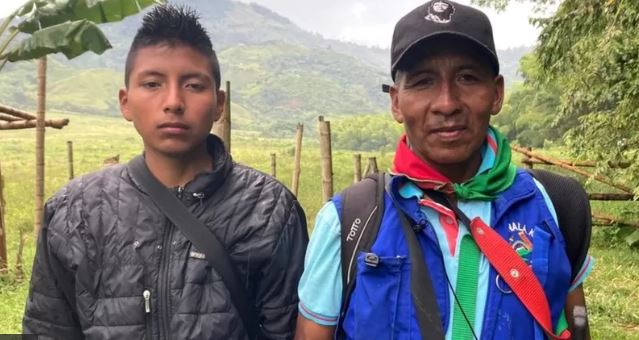 Jovani Chilhueso (izquierda), visto aquí con su padre, recibió un pago de US$400 para unirse a una banda y perdió amigos a los 11 años.

BBC