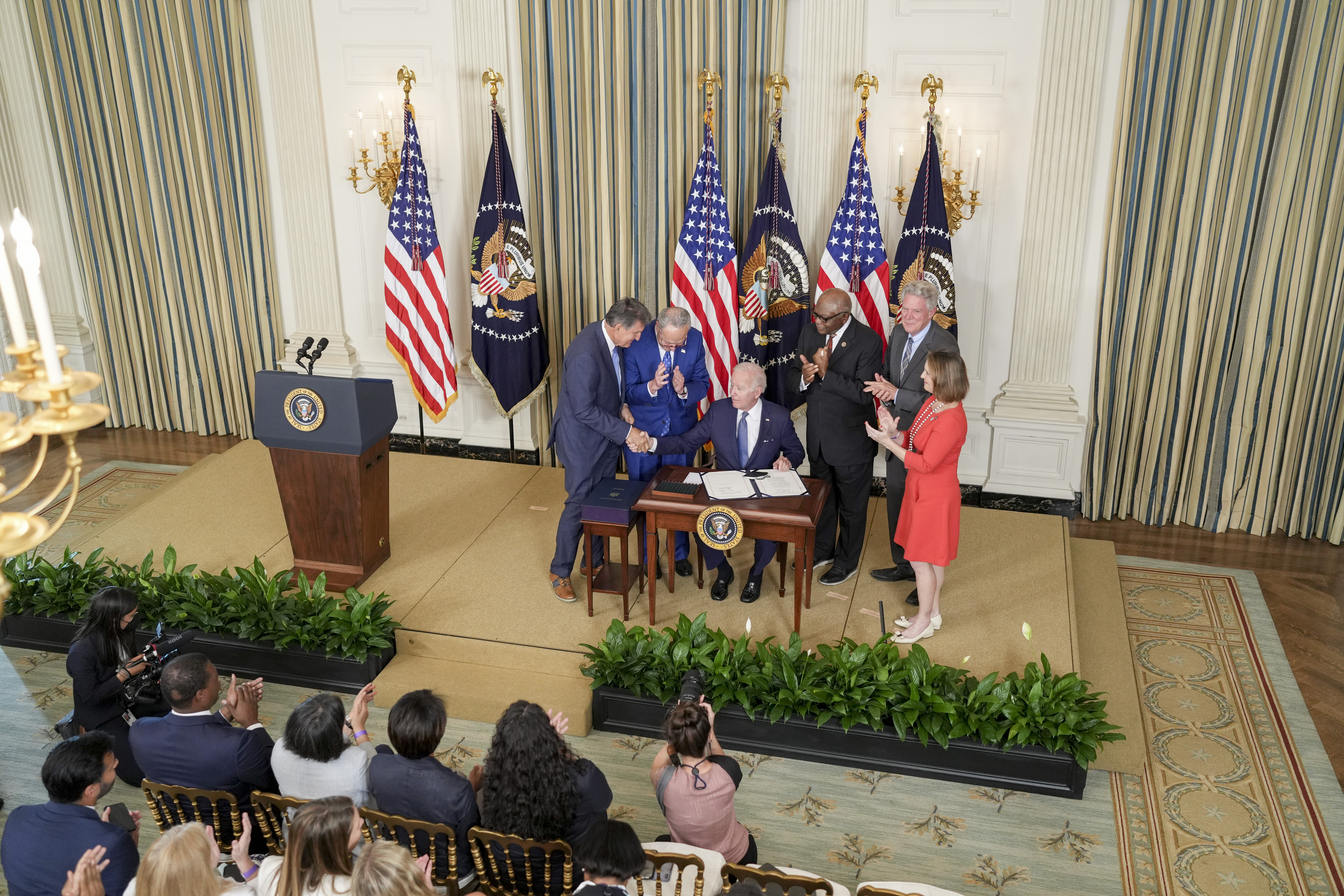 El presidente Joe Biden estrecha la mano del senador Joe Manchin (demócrata de Virginia Occidental) tras firmar la Ley de Reducción de la Inflación de 2022, en el Comedor de Estado de la Casa Blanca en Washington, el martes 16 de agosto de 2022. (Foto Prensa Libre: Doug Mills/The New York Times)