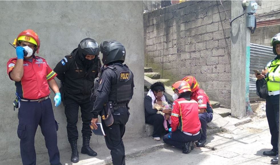 Socorristas tratan de persuadir a mujer para llevarla a un centro hospitalario. (Foto: PMT)