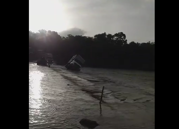 Camión cae el río Túnico