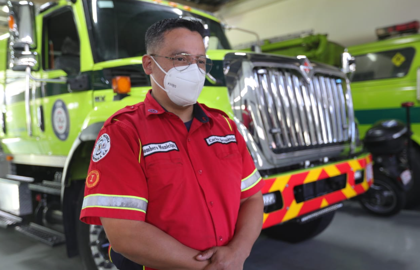 Carlos Hernández, vocero de los Bomberos Municipales, relata cómo fueron los hechos en el incendio en un departamento de la zona 7 de Mixco. (Foto Prensa Libre: María José Bonilla)

