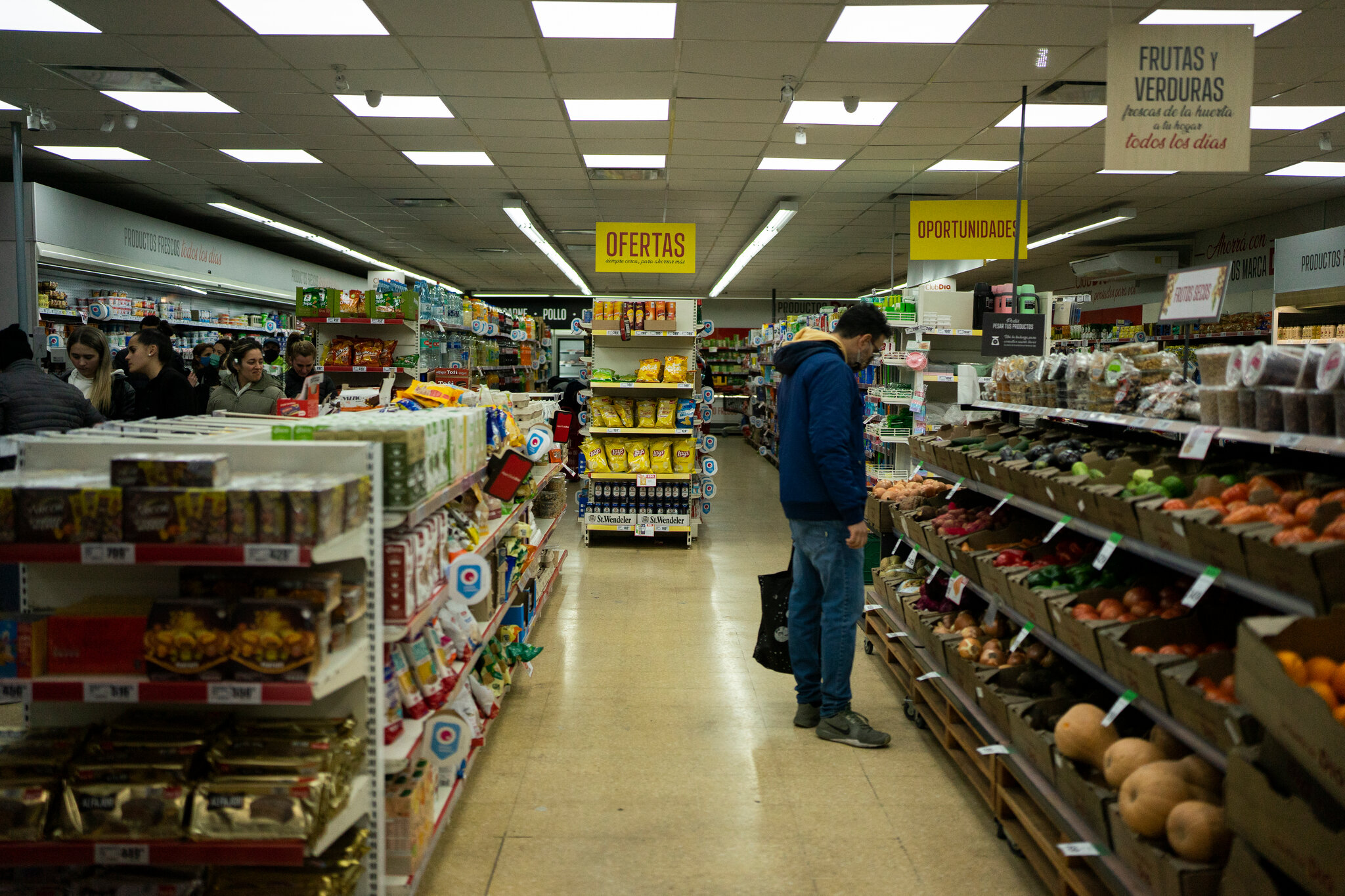 El dólar es rey en Argentina porque el valor del peso argentino se está desintegrando, sobre todo a lo largo del mes pasado. (Foto Prensa Libre: The New York Times)