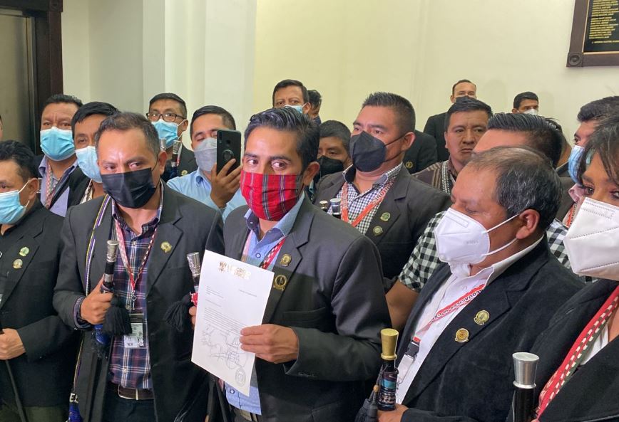 Representantes de los 48 Cantones muestran el documento en el que la Junta Directiva del Congreso se compromete a archivar la iniciativa sobre el uso de fuerza en protestas. (Foto Prensa Libre: Carlos Kestler)