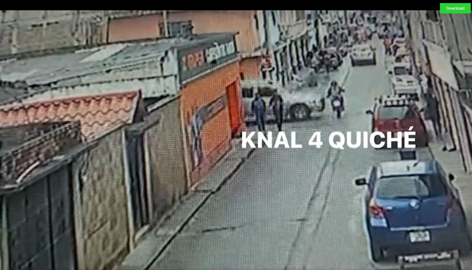 Momento en el que un picop embiste a un motorista en Santa Cruz del Quiché. (Foto Prensa Libre: Captura de Pantalla del Facebook de Knal 4 Quiche)