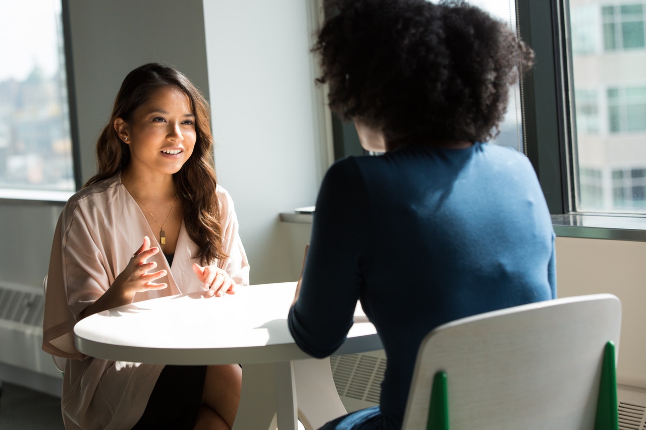 Hablar claro es indispensable para mantener buenas relaciones interpersonales y evitar problemas. (Foto Prensa Libre: Christina Morill en Pexels).