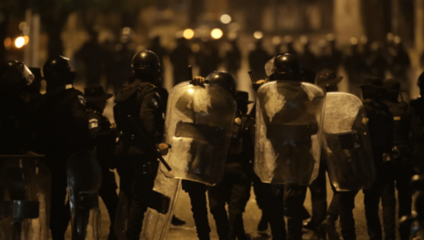 Autoridades retoman el control en los alrededores del Estadio Doroteo Guamuch Flores, previo al partido entre Club Social y Deportivo Municipal y el Olimpia de Honduras. (Foto Prensa Libre: Carlos Hernández) 
