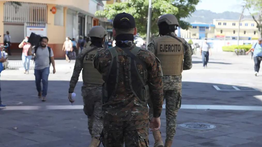 Ejército patrulla las calles de El Salvador. (Foto: AFP)