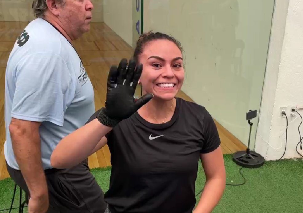 Ana Gabriela Martínez muestra su alegría después de vencer en las semis a Alejandra Herrera. (Foto Red Deportiva)