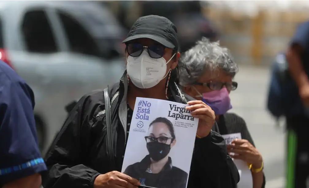 Manifestación pacífica en favor de la exfiscal Virginia Laparra. (Foto Prensa Libre: Juan Diego González)