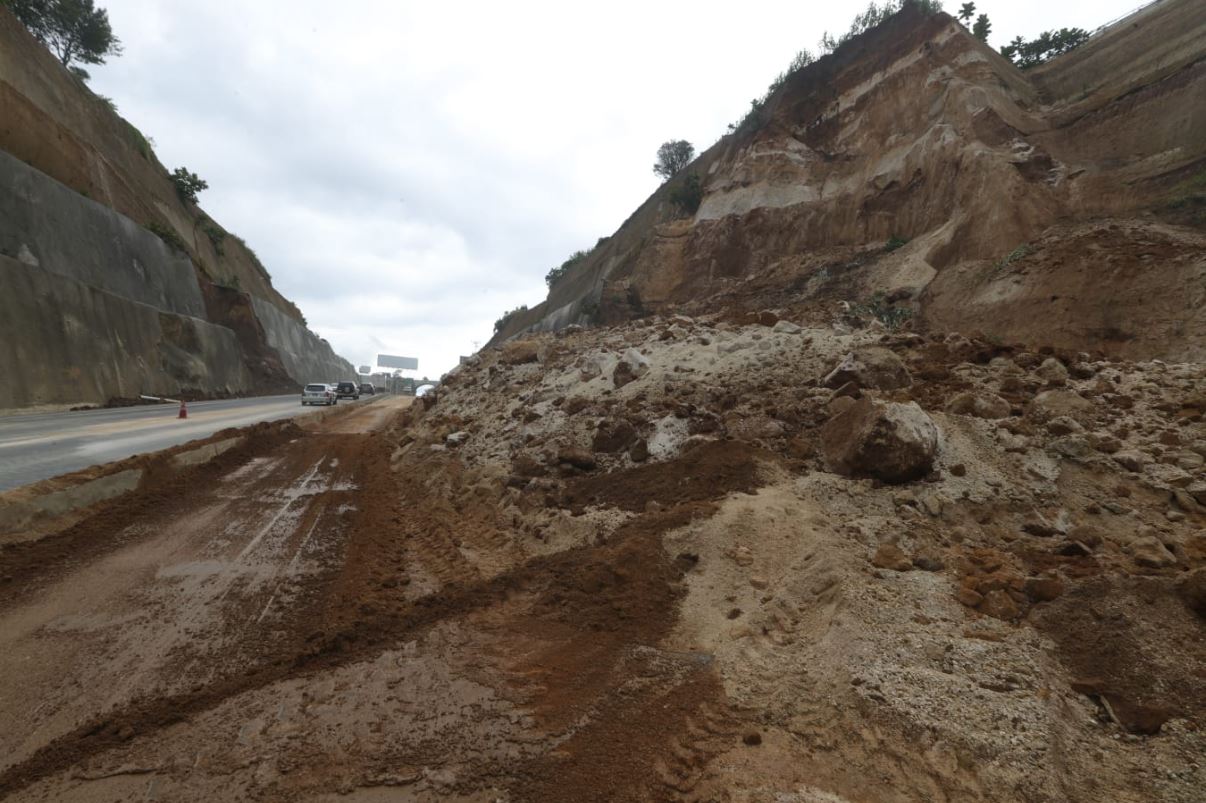 Habilitan un carril reversible para el paso vehicular por el Libramiento de Chimaltenango, afectado por un derrumbe en km 61.3. (Foto Prensa Libre: Luis Machá)