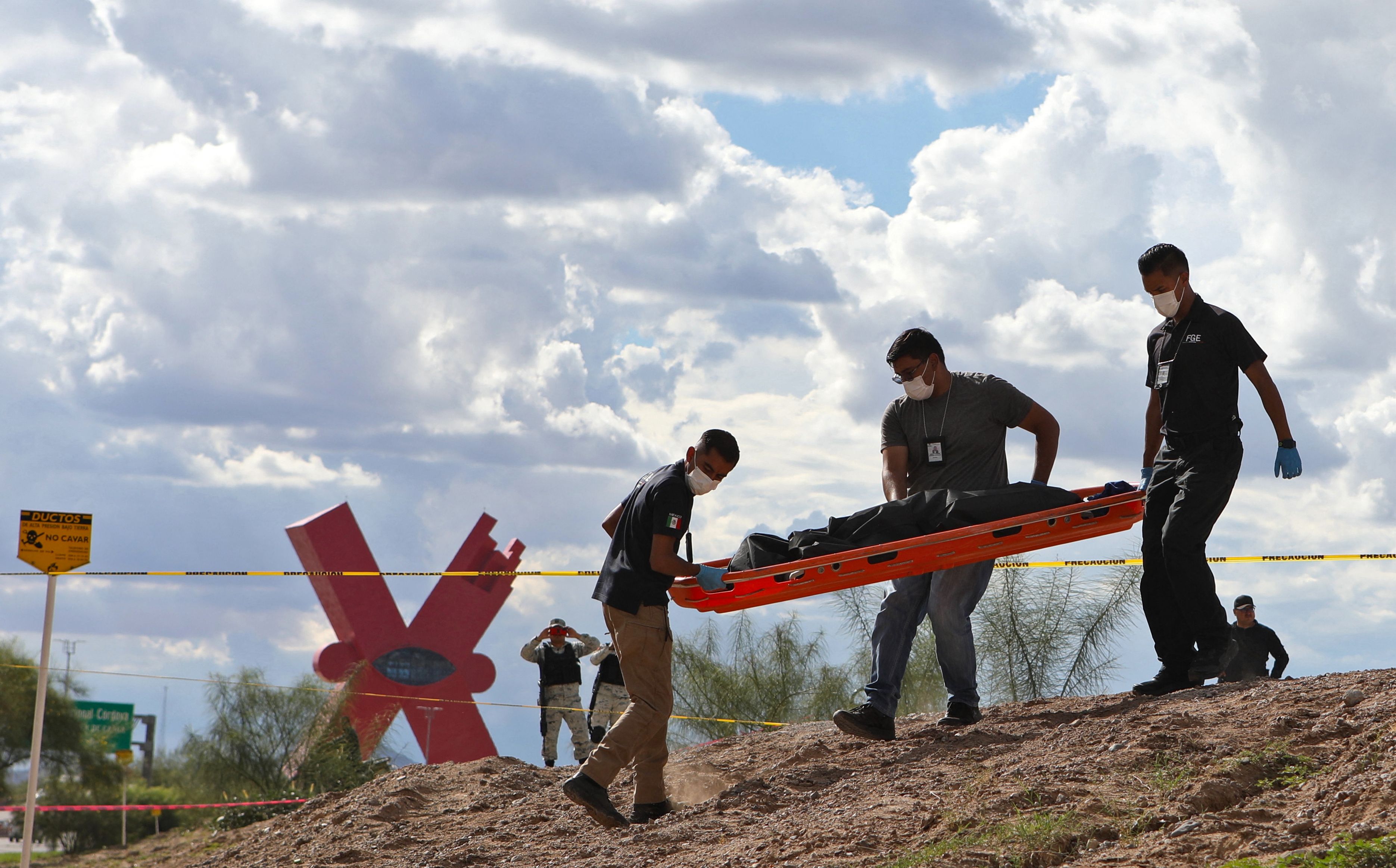 El cuerpo de la menore guatemalteca fue recuperado por bomberos de Ciudad Juárez, Chihuahua, México. (Foto Prensa Libre: AFP)