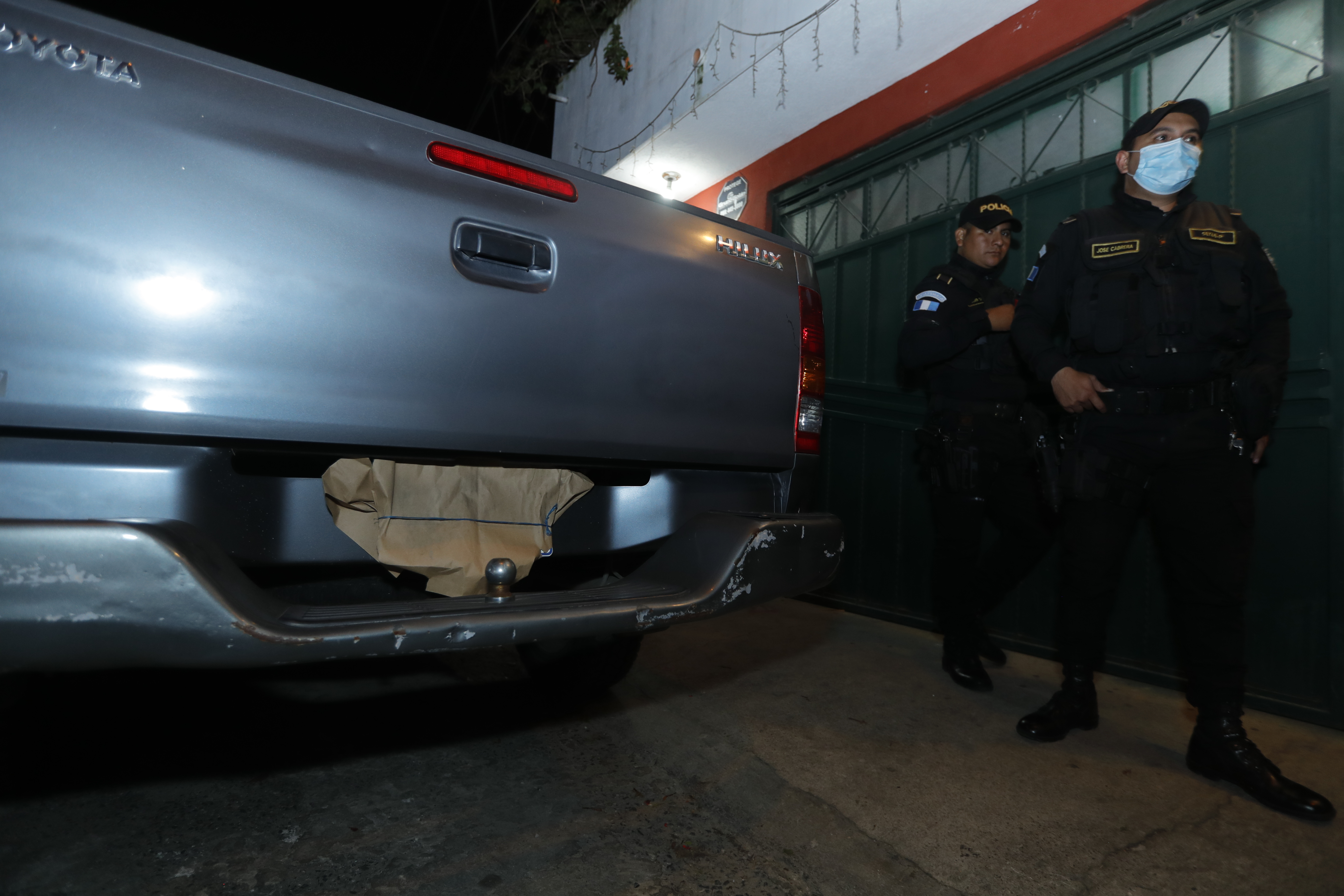 Vehículos sin placas se observaron durante diligencias del Ministerio Público y la Policía Nacional Civil el 19 de agosto en casa de la gerente general de elPeriódico, Flora Silva. Igual ocurrió cuando arrestaron al periodista José Rubén Zamora. (Foto Prensa Libre: Esbin García).