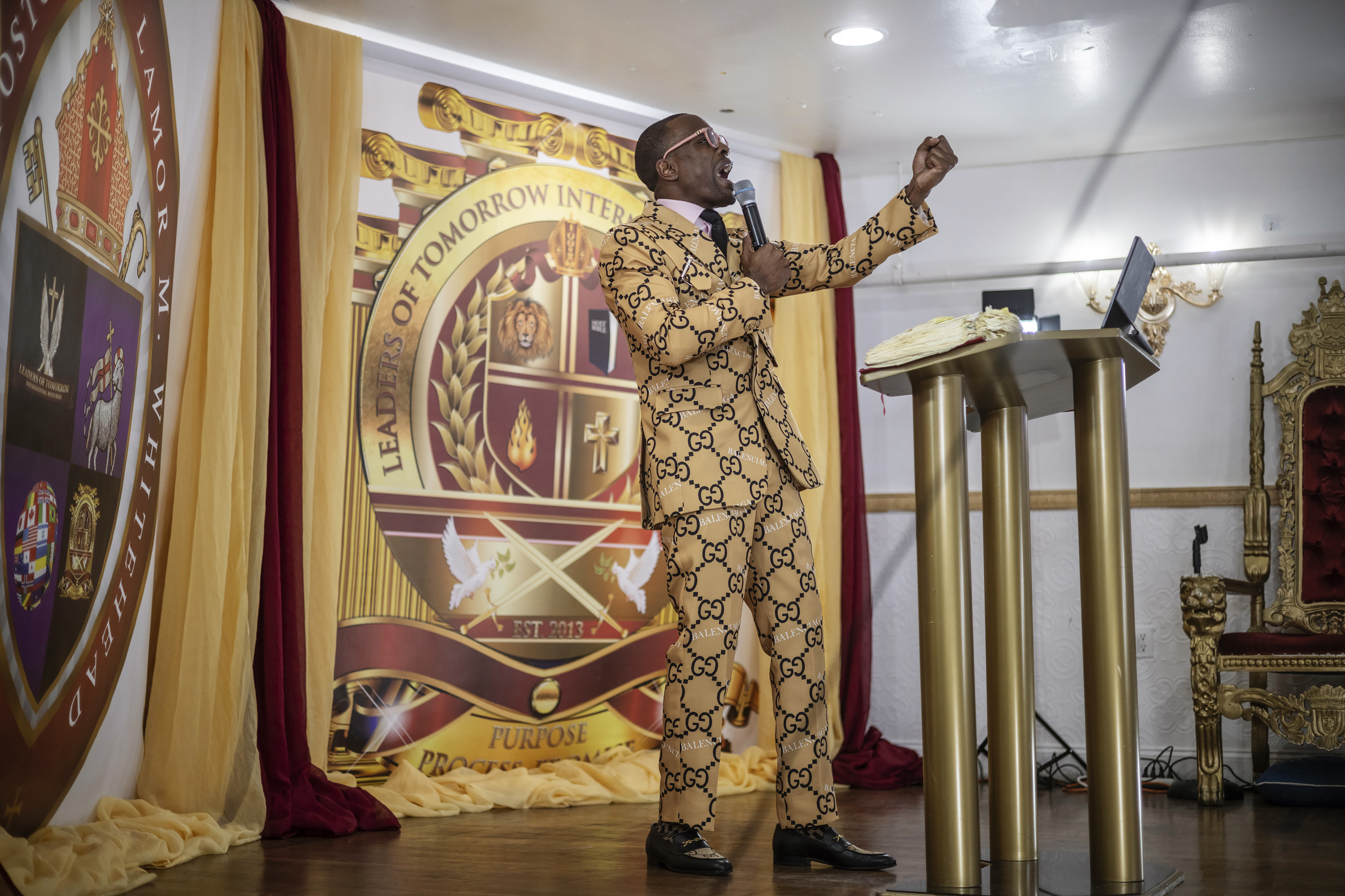 El obispo Lamor Whitehead, a quien robaron durante un servicio en su iglesia, regresó para dar un sermón en Brooklyn el domingo 31 de julio de 2022. (Foto Prensa Libre: Víctor J. Blue/The New York Times)