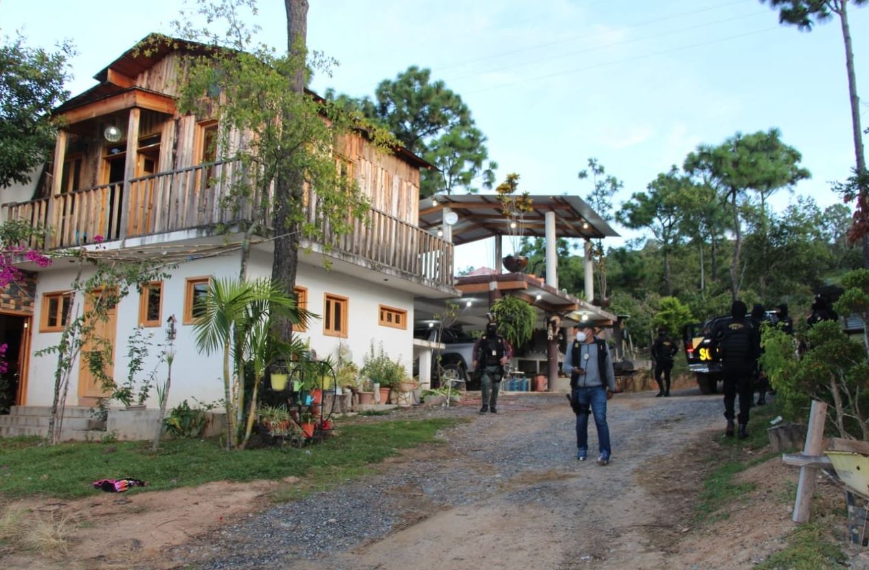 Agentes de la PNC y fiscales del MP en uno de los 26 allanamientos en el país, para desarticular una red de tráfico de migrantes. (Foto Prensa Libre: PNC)