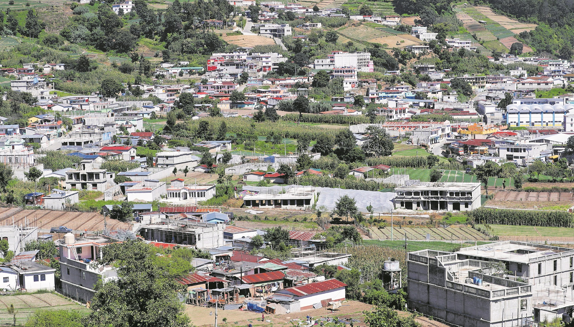 La construcción o remodelamiento de viviendas es uno de los principales fines de las remesas familiares y muy poco se aprovecha para proyectos productivos. Casas remodeladas en Concepción, Sololá. (Foto Prensa Libre: Hemeroteca PL)