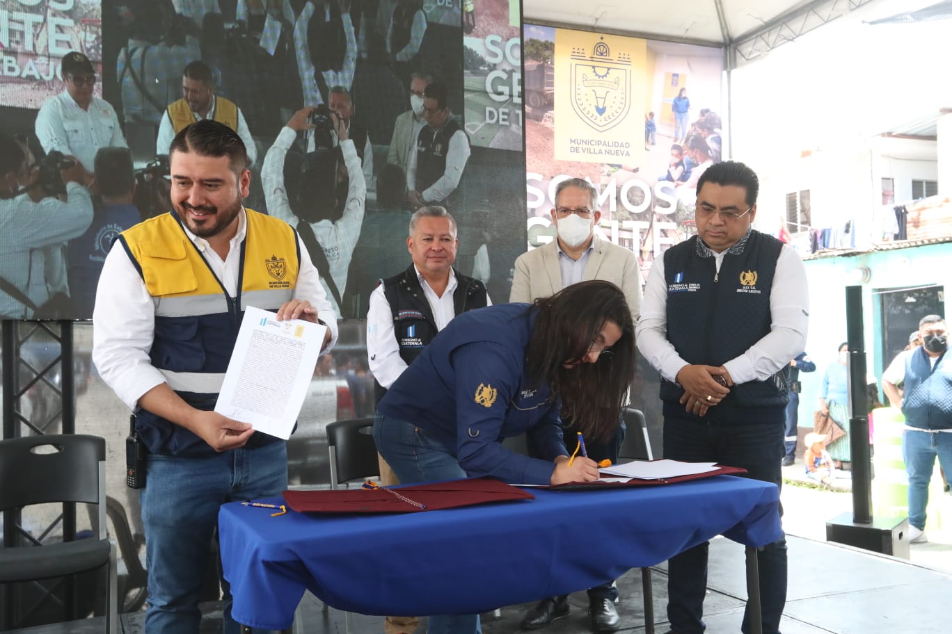 La presidente del Congreso, Shirley Rivera, participó en el acto de entrega de edificio para centro de salud en Villa Nueva, pese a que el convenio es entre la municipalidad de ese municipio, Ministerio de Desarrollo y Ministerio de Salud. (Foto Prensa Libre: Roberto López)