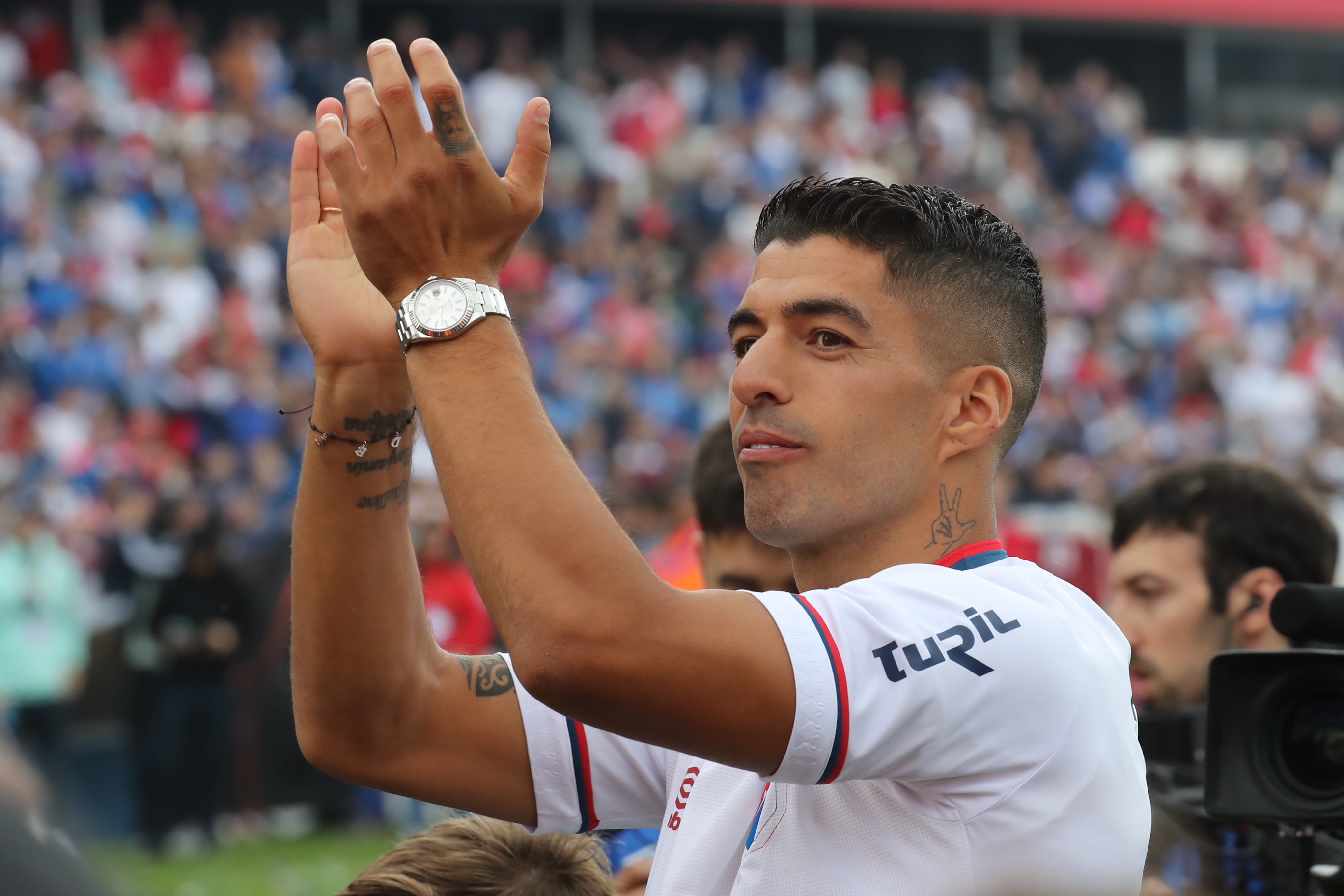 Luis Suárez le cumplió el sueño a miles de aficionados del Nacional de Uruguay. (Foto Prensa Libre: AFP)