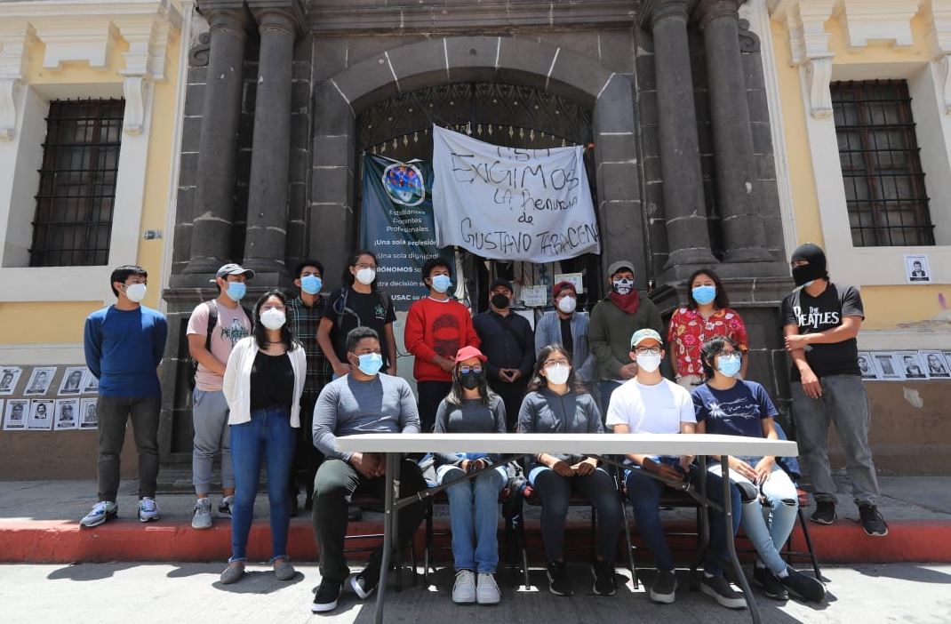 Estudiantes de la Usac en la conferencia de prensa en la que informaron la ocupación de Los Arcos e insisten en rechazar a Walter Mazariegos como rector. (Foto Prensa Libre: Elmer Vargas)