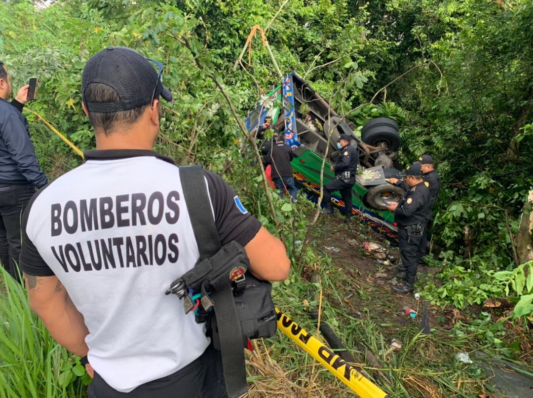 Bus extraurbano cae a un barranco en km 42 de la ruta a El Salvador. (Foto Prensa Libre: Bomberos Voluntarios)