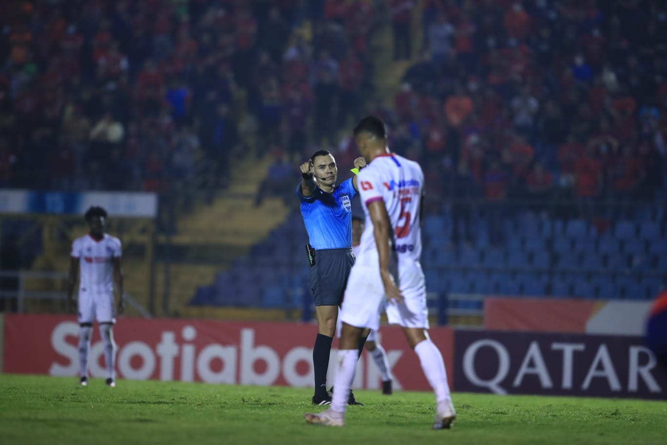 El árbitro mexicano Marco Ortiz fue protagonista en el Municipal 2-2 Olimpia. (Foto Prensa Libre: Carlos Hernández)