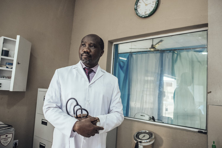 El Dr. Dimie Ogoina, autor de un estudio sobre 228 casos de viruela del mono en Nigeria que documentó nuevos síntomas inusuales, en Okolobiri, Nigeria, el 10 de agosto de 2022. (Foto Prensa Libre: KC Nwakalor/The New York Times)