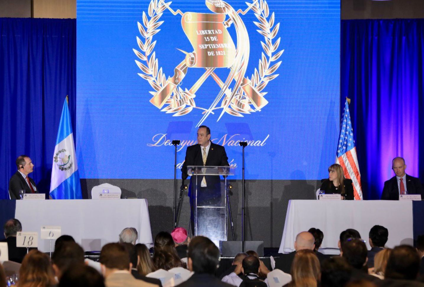 El presidente de Guatemala, Alejandro Giammattei, durante el desayuno de oración. (Foto Prensa Libre: Twitter de @DrGiammattei)