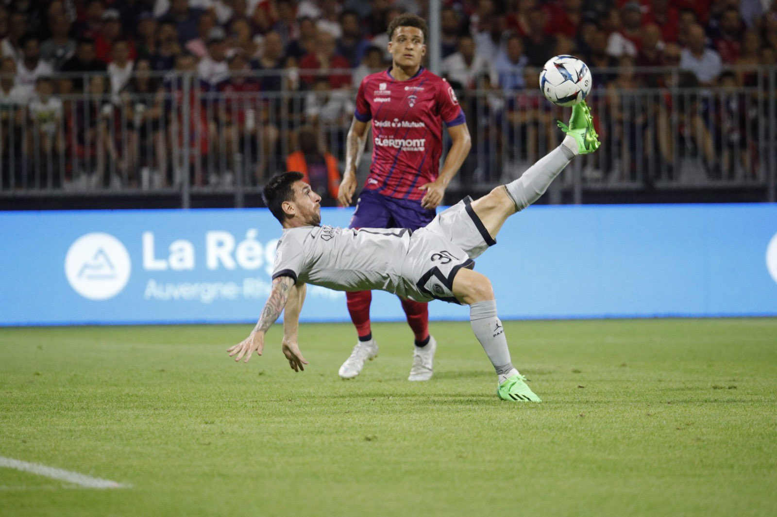 Messi anotó el primer gol de chilena de su carrera. Foto Prensa Libre (PSG)