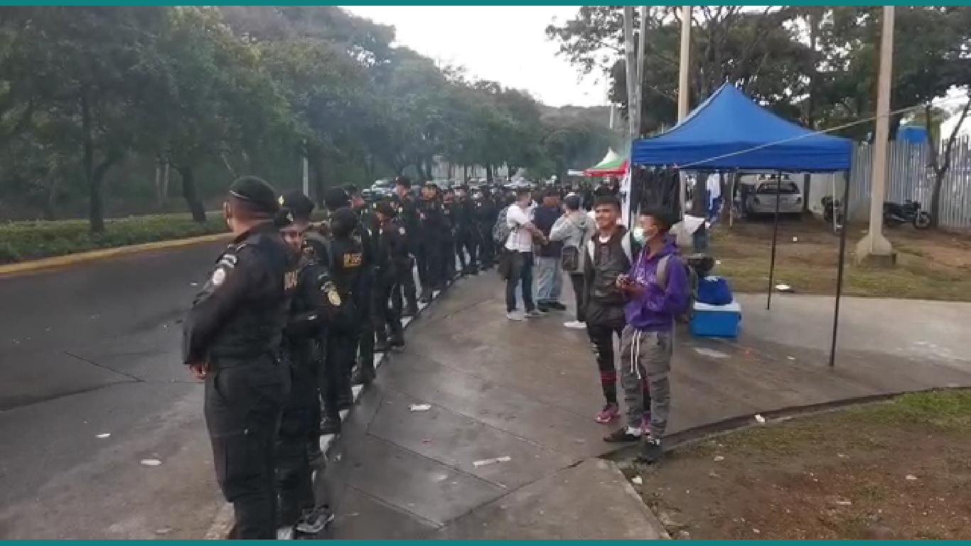 Elementos de la PNC resguardando las afueras del Estadio Nacional Doroteo Guamuch Flores. Foto Prensa Libre