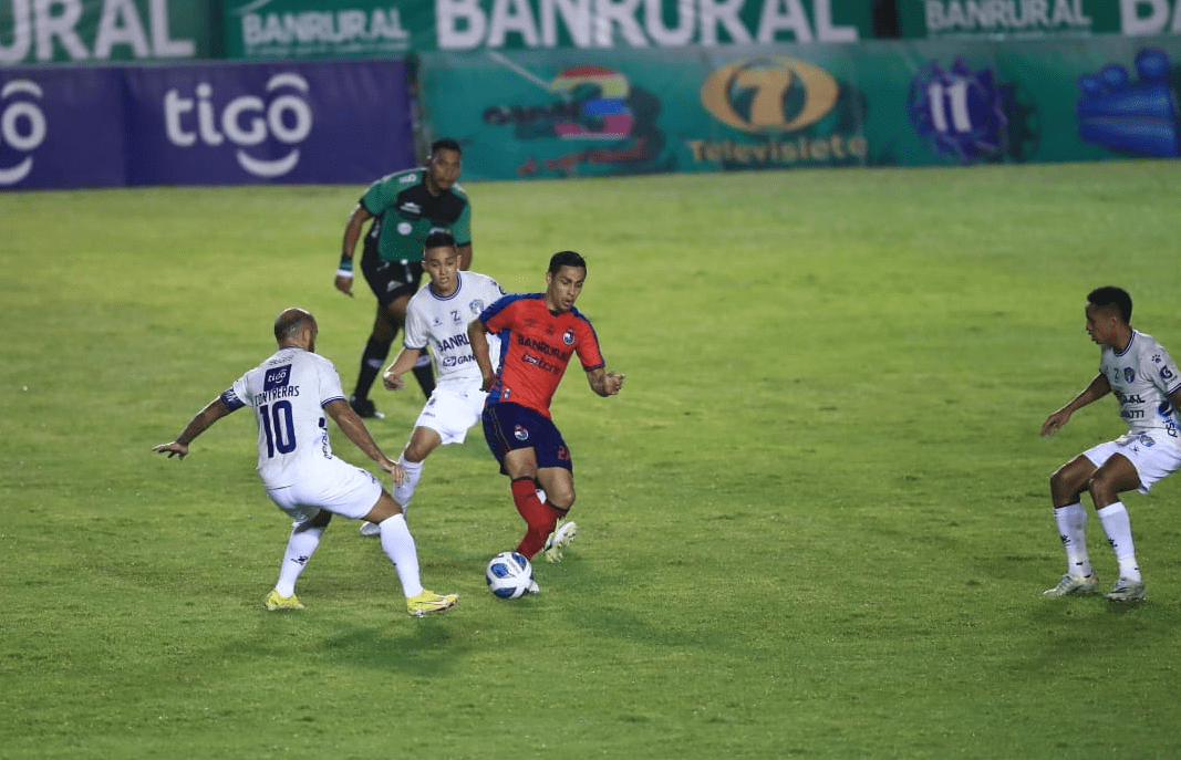 Comunicaciones y Municipal igualaron 2-2. Foto Prensa Libre (Carlos H,O)