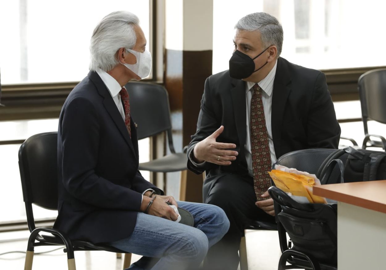 Jose Rubén Zamora, izquierda, y su abogado, en la audiencia de primera declaración. (Foto Prensa Libre: Esbin García)