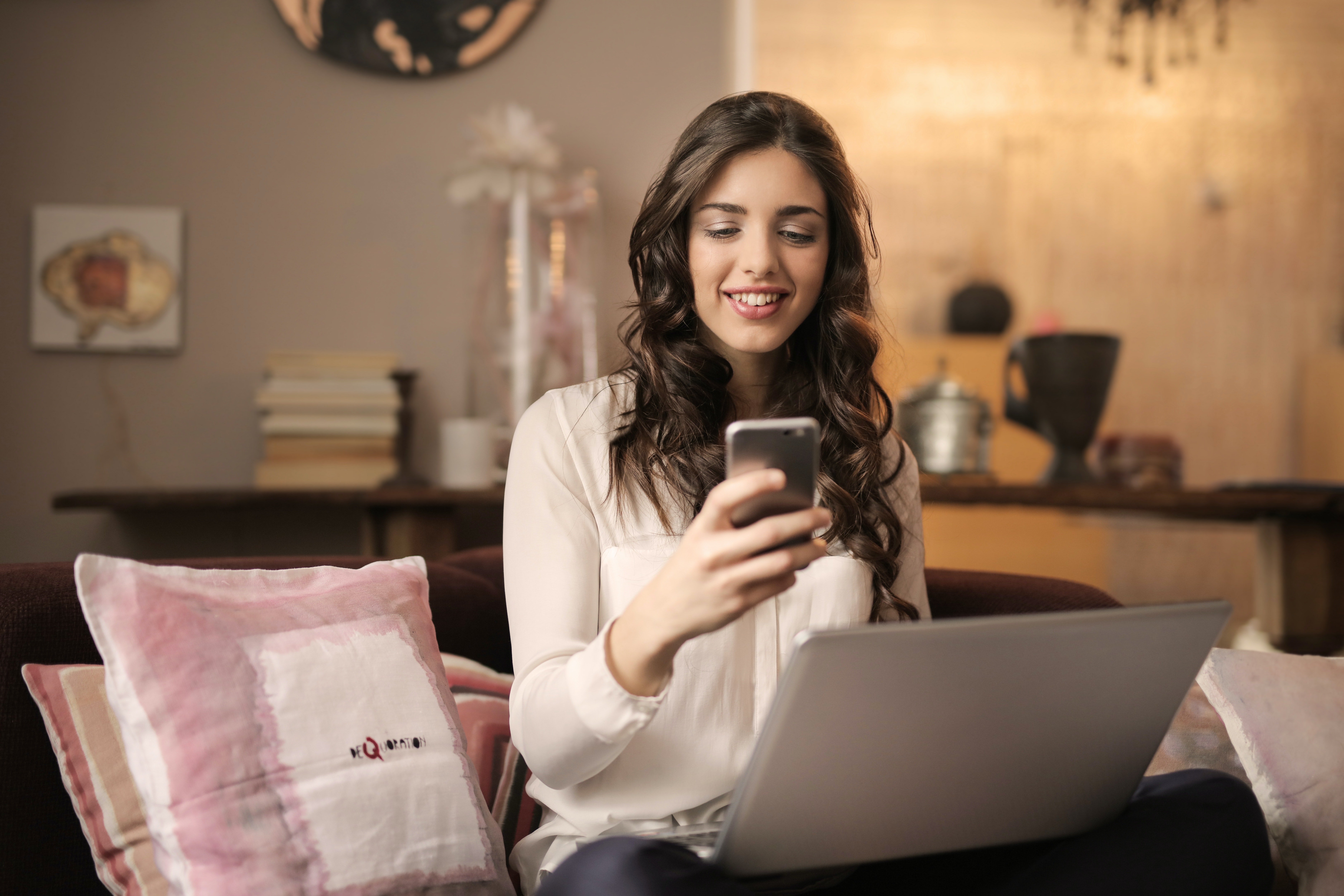 Vivir lejos de las redes sociales perecería un gran reto, ciertas personas y movimientos promueven una vida con menos tiempo en las redes.   (Foto Prensa Libre: Andrea Piacquadio/Pexels)