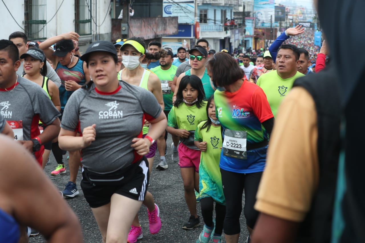 Personas de todas las edades y nacionalidades se hicieron presente a la Media Maratón de Cobán. (Foto Prensa Libre: Erick Ávila)