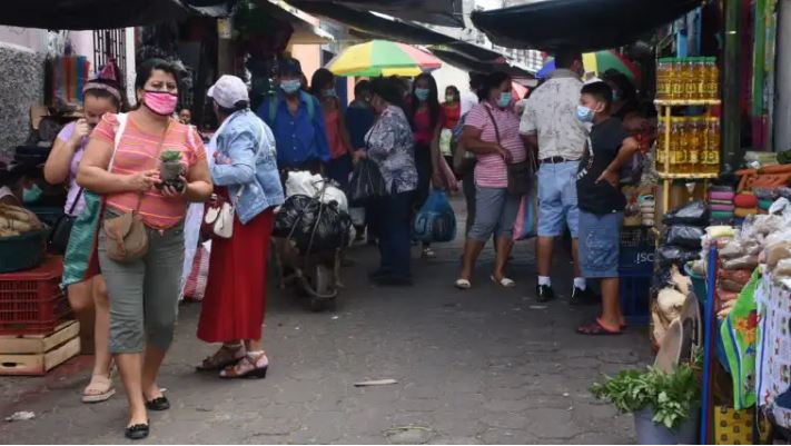 Los derivados de los lácteos que se elaboran sin mayor control suelen distribuirse en mercados cantonales y en tiendas de barrio. (Foto Prensa Libre: Hemeroteca PL)
