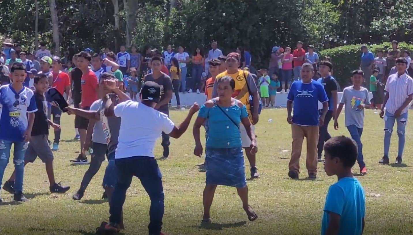 Aficionados se van a los golpes tras final en Suchitepéquez. (Captura de video: Marvin Túnchez)